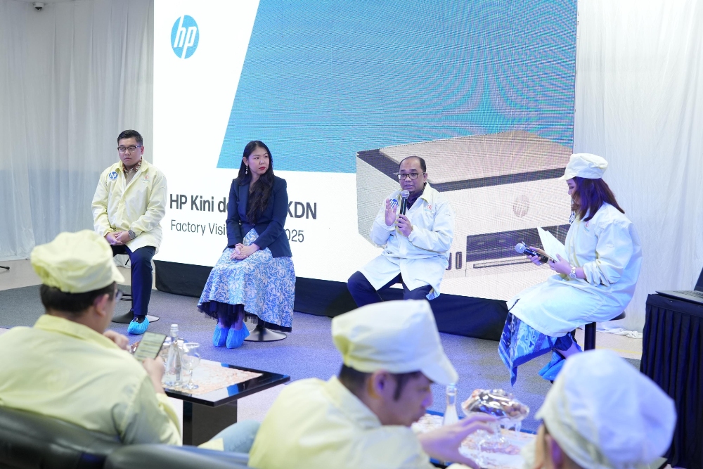 Direktur Jenderal Industri Logam, Mesin, Alat Transportasi dan Elektronika (ILMATE) Setia Diarta (kedua dari kanan), Managing Director HP Indonesia Juliana Cen (kedua dari kiri) dan Deputi Bidang Diseminasi Media dan Informasi Kantor Komunikasi Presiden Noudhy Valdryno (kiri) saat konferensi pers, Kamis (24/4/2025)./ Istimewa