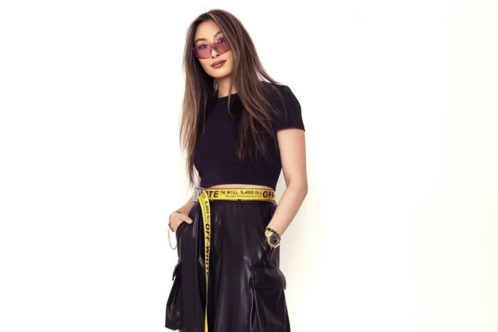 Lucy Guo. Lucy Guo resmi menggeser Taylor Swift sebagai miliarder wanita termuda berkat keberhasilannya membangun perusahaan teknologi dan AI. /@guoforit