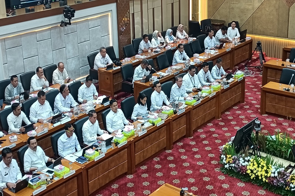 Menteri Perlindungan Pekerja Migran Indonesia (P2MI) Abdul Kadir Karding dan jajarannya menghadiri rapat kerja dengan Komisi IX DPR RI di Kompleks Parlemen, Senin (28/4/2025). / Ni Luh Anggela