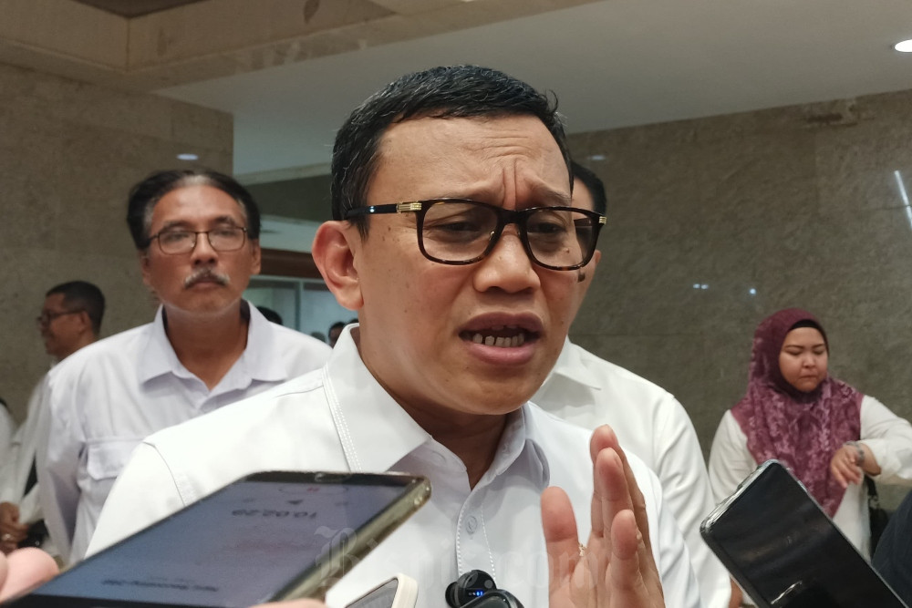 Menteri Perlindungan Pekerja Migran Indonesia (P2MI) Abdul Kadir Karding saat ditemui di Kompleks Parlemen, Jakarta, Senin (28/4/2025). /Bisnis-Ni Luh Anggela