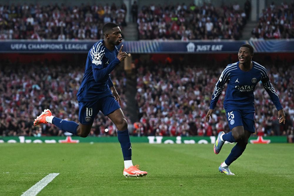 Pemain PSG, Ousmane Dembele mencetak gol ke gawang Arsenal. Hasil Arsenal Vs PSG 30 April: Dembele Bawa PSG Unggul Cepat (Menit 15)/REUTERS/Dylan Martinez