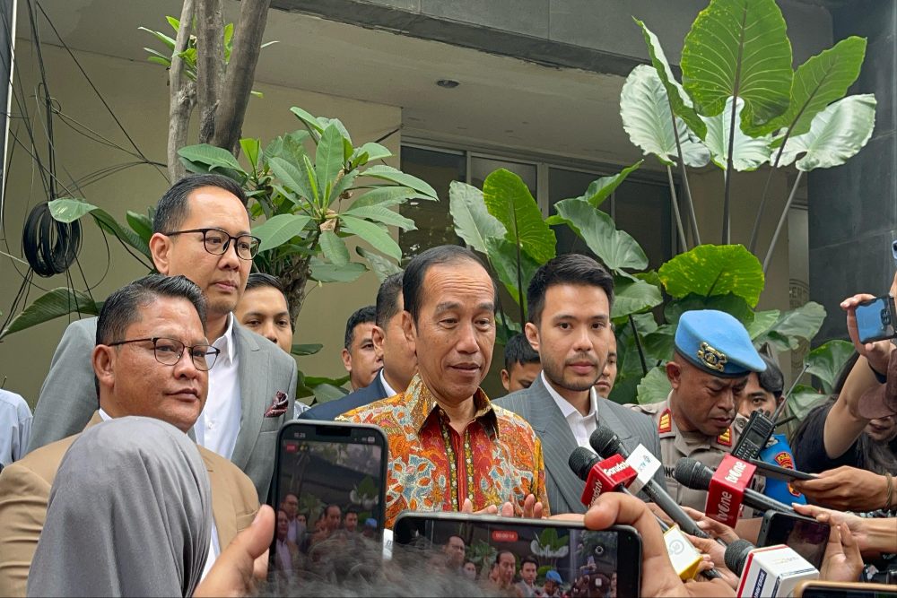  Jokowi Persilakan Polisi Uji Digital Forensik Keaslian Ijazahnya