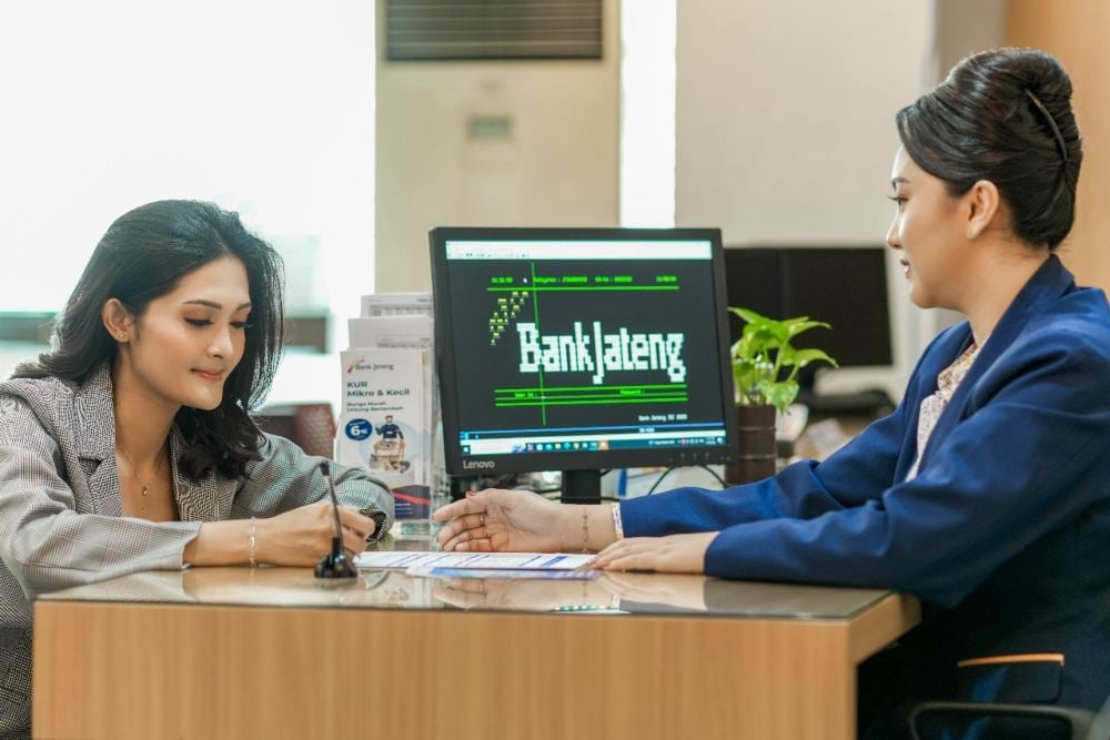Pegawai Customer Service Bank Jateng Cabang Surakarta memberikan pelayanan kepada nasabah. /Foto: Istimewa