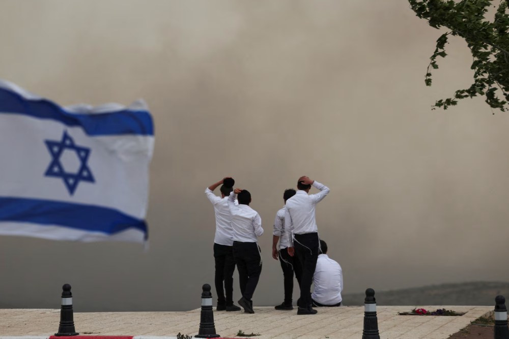  Foto-foto Kebakaran Hebat di Israel, Api Sulit Dipadamkan