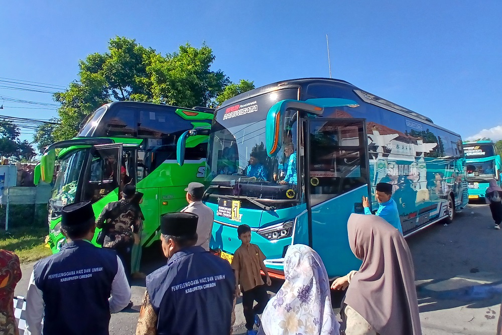  439 Jemaah Kloter Perdana Kabupaten Cirebon Diberangkatkan ke Tanah Suci