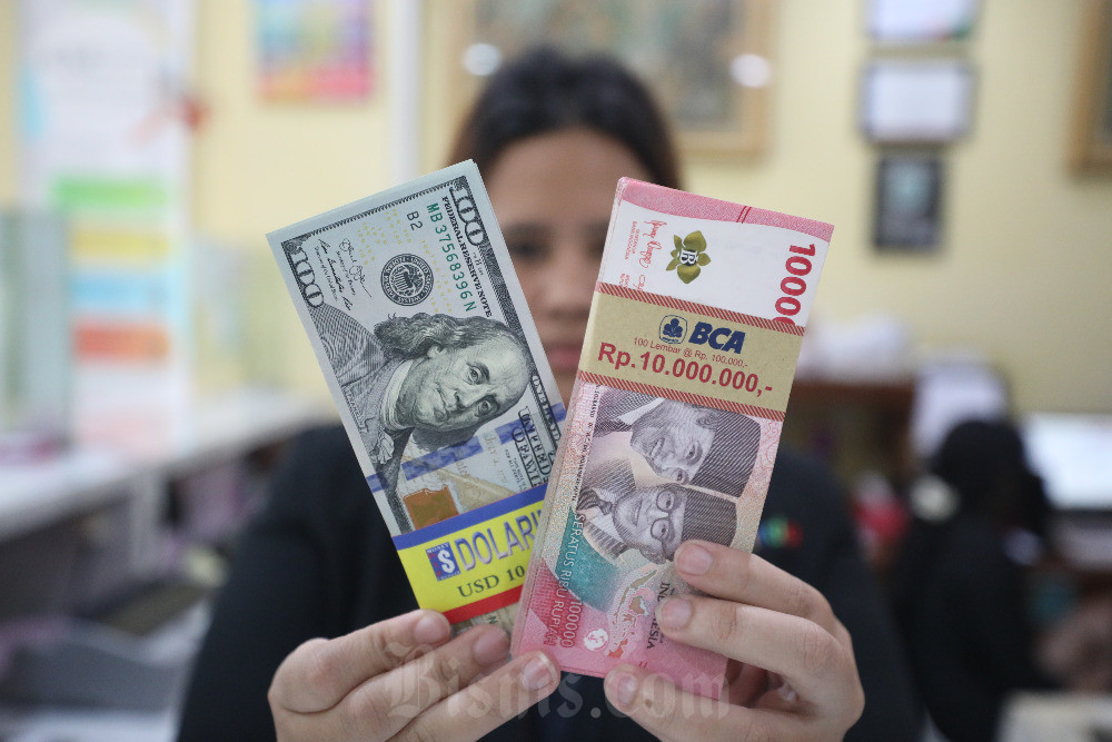 Rupiah Ditutup Level Rp16.437,5 per Dolar AS Jelang Akhir Pekan