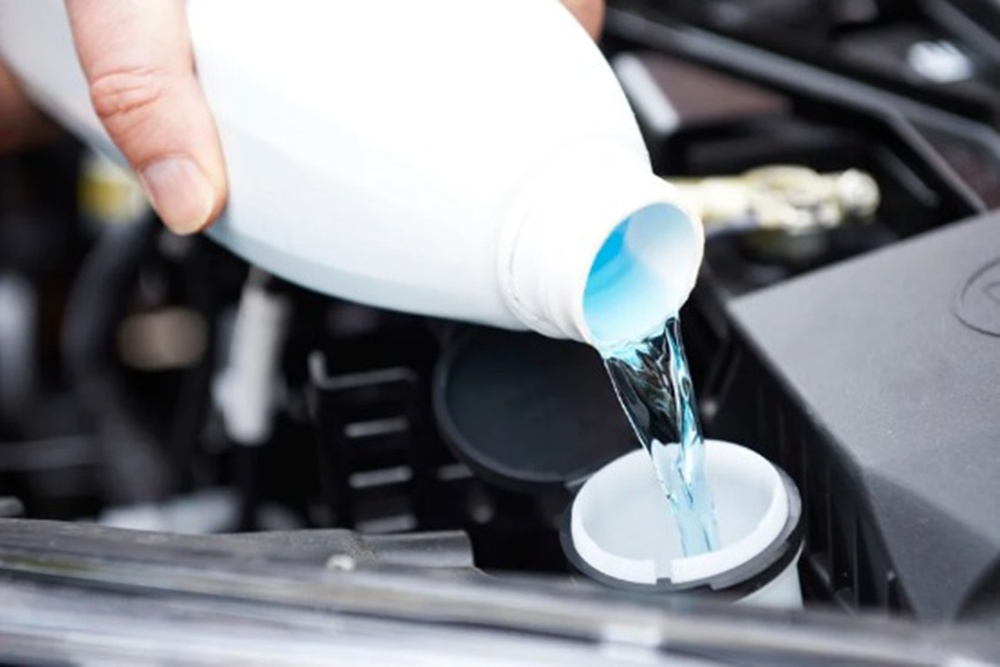  Ini Cara Aman Mengisi Air Radiator Mobil & Tips Perawatannya