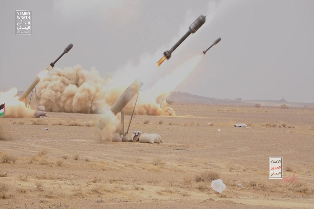 Proyektil diluncurkan selama manuver militer di dekat Sanaa, Yaman, 30 Oktober 2023. Houthi Media Center/Handout via Reuters