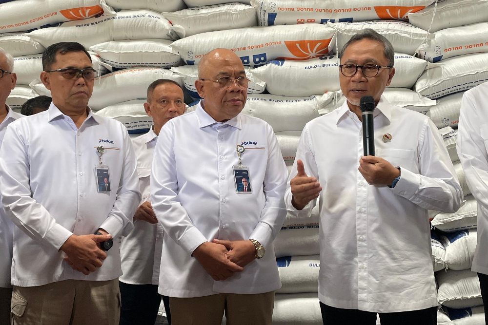 Direktur Utama Perum Badan Urusan Logistik (Bulog) Wahyu Suparyono dan Menteri Koordinator (Menko) Bidang Pangan Zulkifli Hasan di Gudang Bulog Sunter Timur, Kelapa Gading, Jakarta, Senin (4/11/2024). — BISNIS/Rika Anggraeni.
