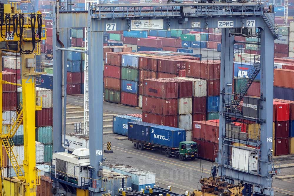 Aktivitas bongkar muat peti kemas di pelabuhan Tanjung Priok, Jakarta, Rabu (22/6/2022). / Bisnis-Eusebio Chrysnamurti
