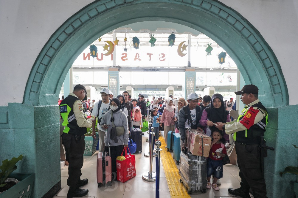 Calon penumpang memasuki gerbong kereta api jarak jauh di Stasiun Pasar Senen, Jakarta, Rabu (26/3/2025). Bisnis/Fanny Kusumawardhani