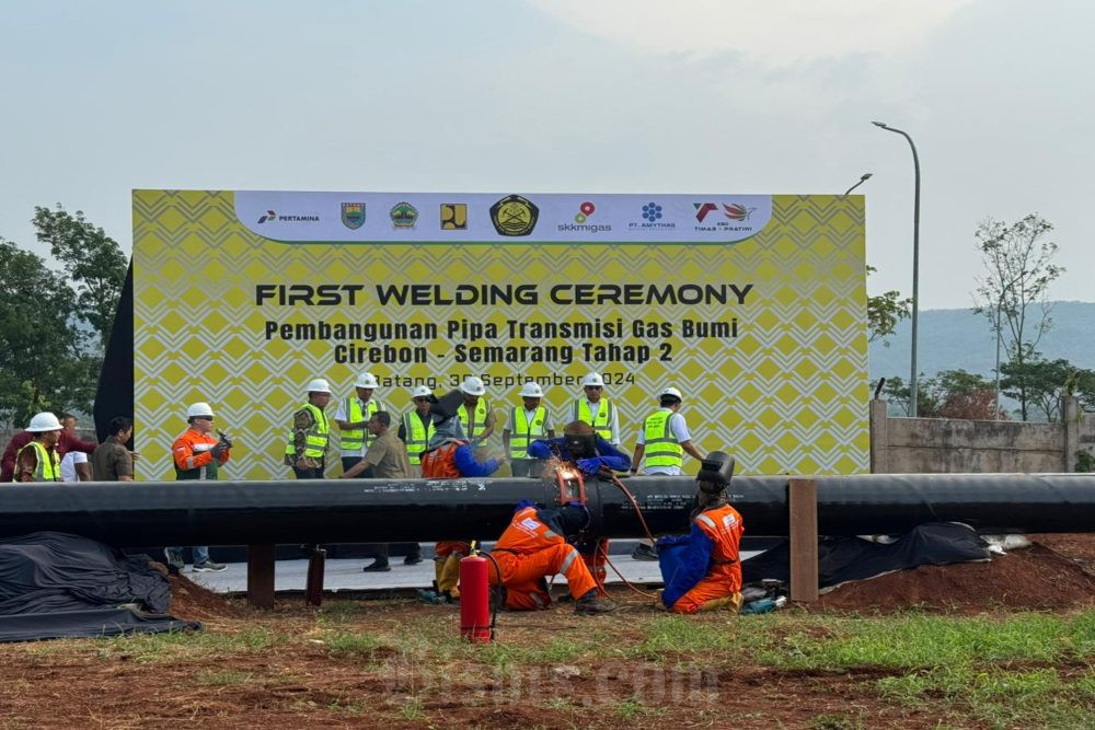 First Welding Pembangunan Pipa Transmisi Gas Bumi Cisem II di Batang, Jawa Tengah, Senin (30/9/2024)/Bisnis-Afiffah Rahmah Nurdifa