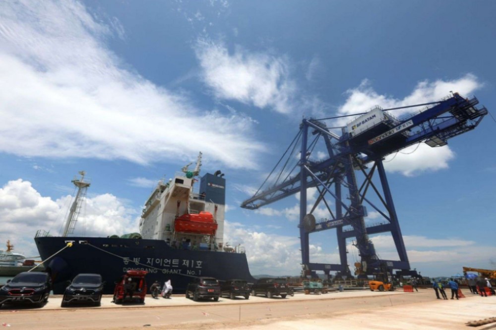 Kegiatan bongkar muat di Pelabuhan Peti Kemas Batu Ampar telah menggunakan crane./Istimewa
