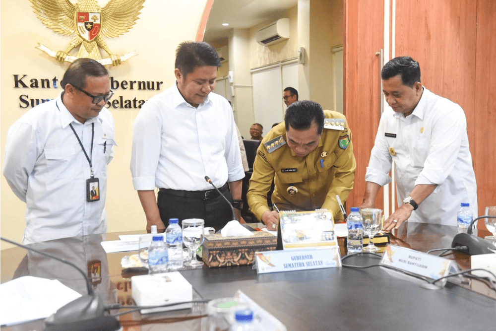 Bupati Muba M. Toha (kedua kanan) menandatangani kesepakatan bersejarah yang disaksikan Gubernur Sumatra Selatan (Sumsel) Herman Deru (kedua kiri) di Ruang Rapat Gubernur Sumsel, Senin (5/5/2025). Pemkab Muba berhasil mengamankan participating interest (PI) 10% di Wilayah Kerja Rimau./Dok. Dinkominfo Muba