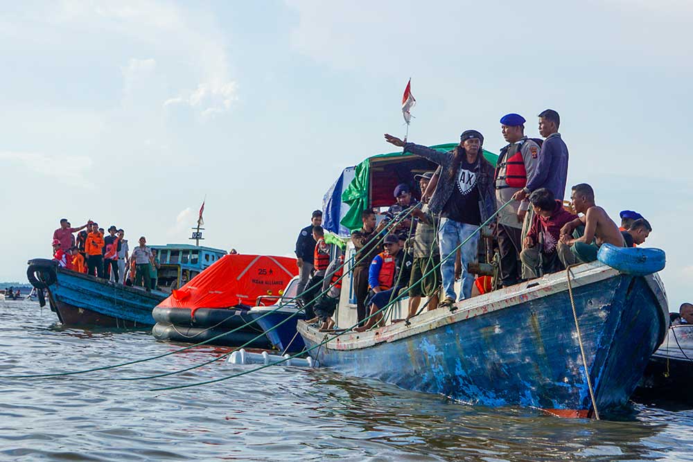  Basarnas Bersama Warga Mengevakuasi Penumpang Kapal Yang Tenggelam di Perairan Penajam Paser Utara