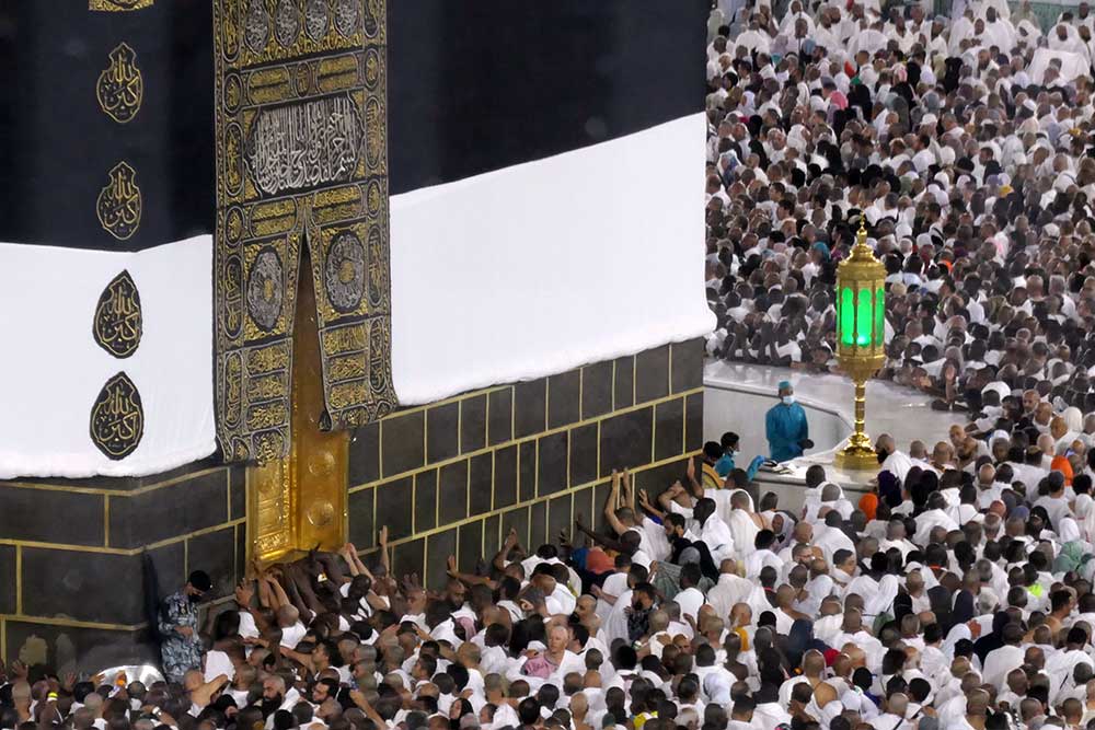 Jamaah calon haji berusaha memegang pintu Ka’bah di Masjidil Haram, Mekah, Arab Saudi, Selasa (13/6/2023). / ANTARA FOTO-Wahyu Putro A