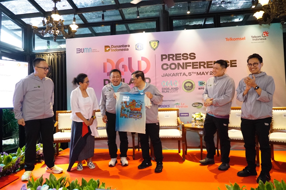 (kiri ke kanan) SVP Group Sustainability & Corporate Communication Telkom Ahmad Reza, Direktur Utama Telkom Ririek Adriansyah, Gubernur DKI Jakarta Pramono Anung, Direktur Marketing Telkomsel Derrick Heng, dan Sekretaris Jenderal PB PASI Tigor Tanjung saat acara Press Conference Digiland 2025, di Jakarta, Senin (5/5).