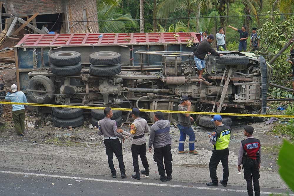  Kecelakaan Maut Akibat Rem Truk Tronton Tidak Berfungsi Tewaskan 11 Orang