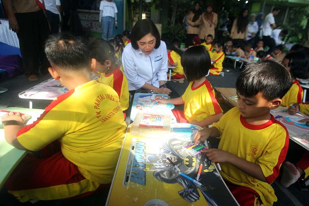  Rayakan HUT Ke-73, Dirut PELNI Bagikan 200 Life Jacket di Cilincing
