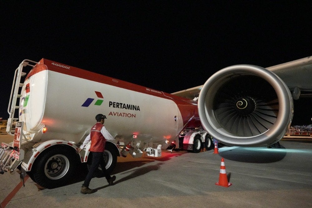 Aktivitas pengisian bahan bakar minyak avtur ke pesawat. Harga avtur di wilayah Papua menjadi perhatian oleh wakil rakyat untuk mengantisipasi tingginya harga tiket pesawat.