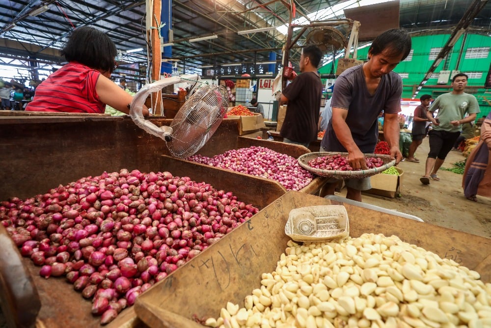 Harga Pangan Hari Ini Jumat (9/5): Cabai Rawit Merah Turun, Bawang Putih Mahal