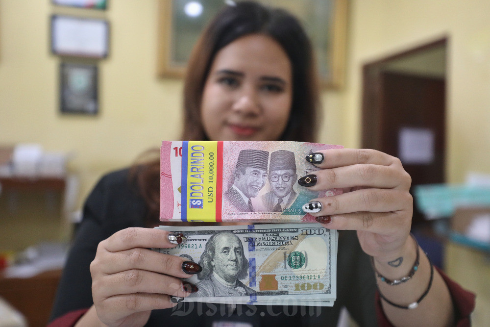 Rupiah Akhir Pekan Ditutup Melemah Sentuh Level Rp16.520 per Dolar AS