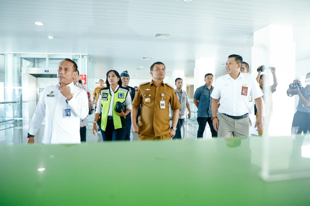 Gubernur Jawa Tengah Ahmad Luthfi (tengah) didampingi General Manager PT Angkasa Pura Indonesia Bandara Jenderal Ahmad Yani Semarang Fajar Purwawidada meninjau kesiapan bandara untuk kembali membuka rute penerbangan internasional, Jumat (9/5/2025). /Foto: Istimewa