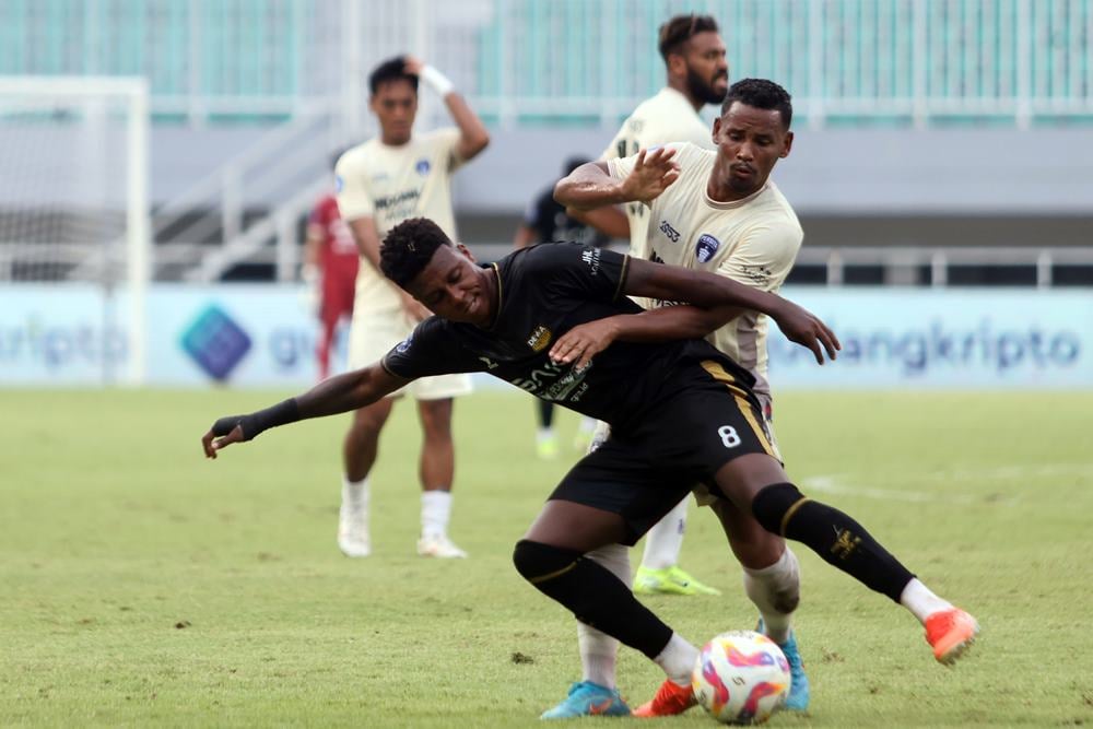 Pesepak Bola Dewa United Hugo Gomes (kiri) berebut bola dengan pesepak bola Persita Eber Bessa (kanan) dalam lanjutan BRI Liga 1 di Stadion Pakansari, Kabupaten Bogor, Jawa Barat, Jumat (9/5/2025). Dewa United kalahkan Persita dengan skor 3-0. Hasil Dewa United vs Persita 9 Mei, Egy Cs Semakin Mantap di Posisi Dua/ANTARA FOTO/Yulius Satria Wijaya/Spt.