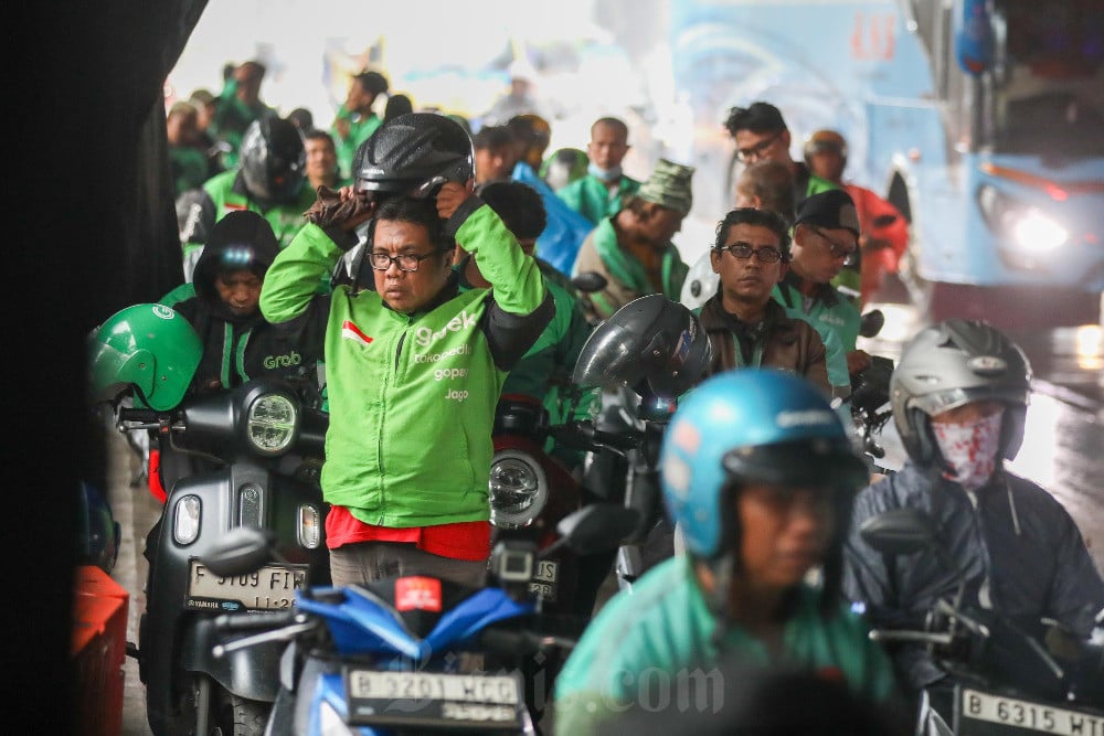 Manufaktur Melambat, Pekerja Informal Meningkat, Badai PHK di Depan Mata?