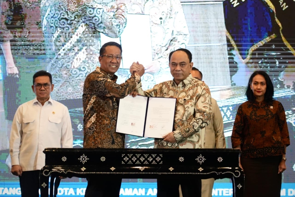  Kemenkop dan Kemenkum Teken MoU Percepatan Pembentukan 80.000 Kopdes Merah Putih