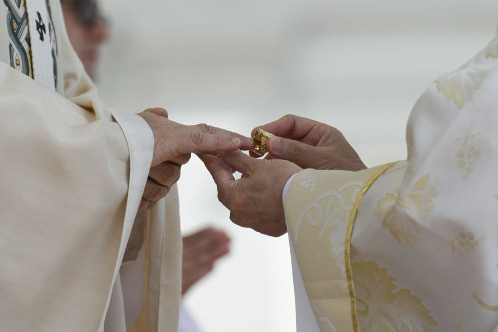 Momen Haru Paus Leo XIV Disematkan Cincin Nelayan, Ini Penampakannya!