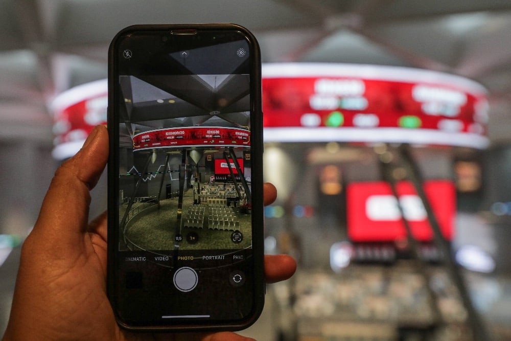 IHSG Dibuka Volatil, Saham ADRO, ANTM, MDKA Melaju Kencang