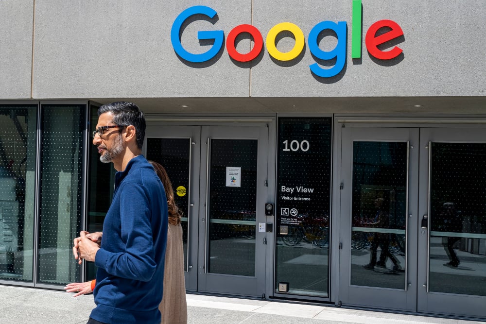 CEO Alphabet Inc. Sundar Pichai saat wawancara di kampus Googles Bay View, California, Amerika Serikat pada Rabu (1/5/2024). / Bloomberg-David Paul Morris