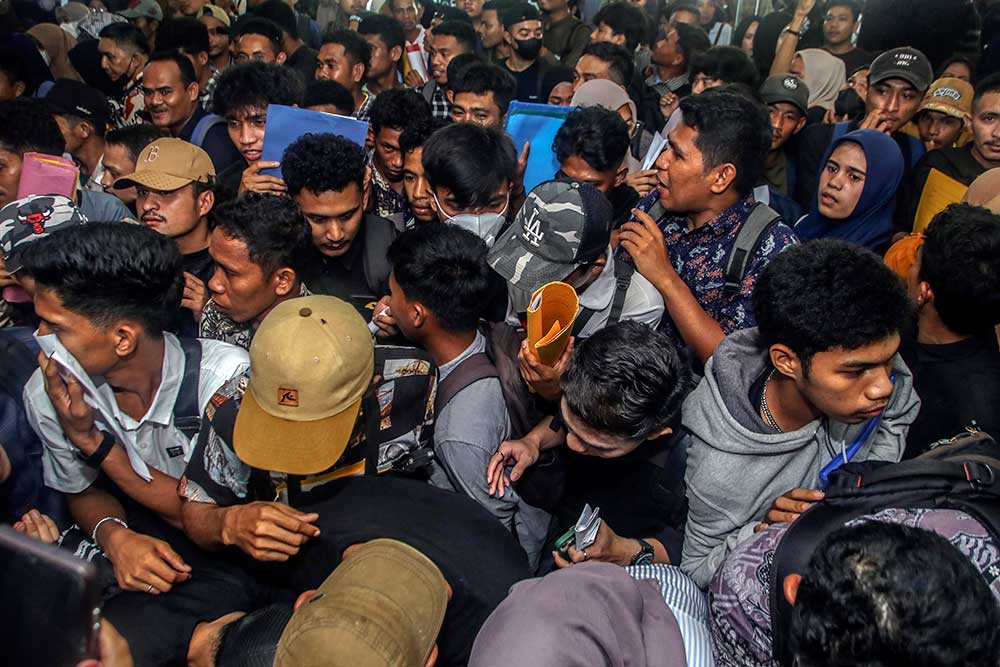  Ribuan Pencari Kerja Berdesak-desakan Saat Job Fair 2025 di Maluku
