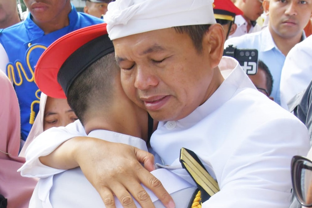  Tangisan Pecah Saat KDM Angkat Siswa yang Tak Dijemput Orang Tua