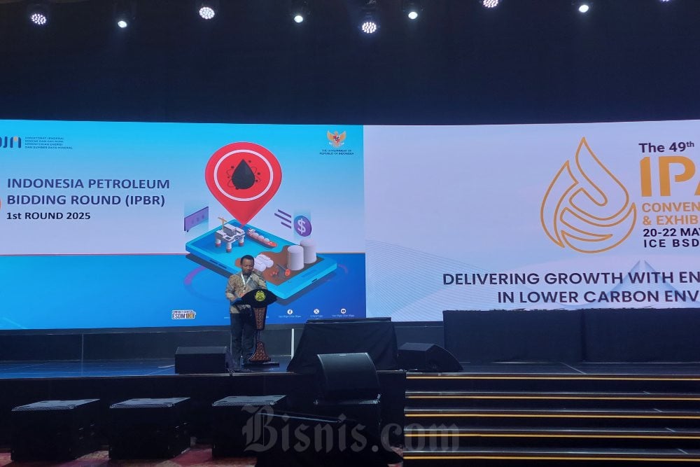 Plt Dirjen Migas Kementerian ESDM Tri Winarno saat mengumumkan penawaran lelang tiga wilayah kerja (WK) migas baru dalam gelaran IPA Convex 2025 di Tangerang, Selasa (20/5/2025). Bisnis/Mochammad Ryan H
