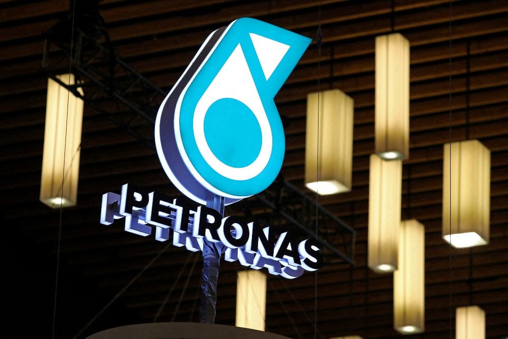 Logo grup energi Malaysia, National Petroleum Limited, yang biasa dikenal sebagai Petronas, ditampilkan di stan mereka selama pameran perdagangan energi LNG 2023 di Vancouver, British Columbia, Kanada, 12 Juli 2023./Reuters-Chris Helgren