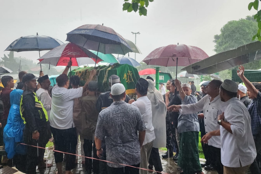  Pemakaman Suami Najwa Shihab Diguyur Hujan Deras