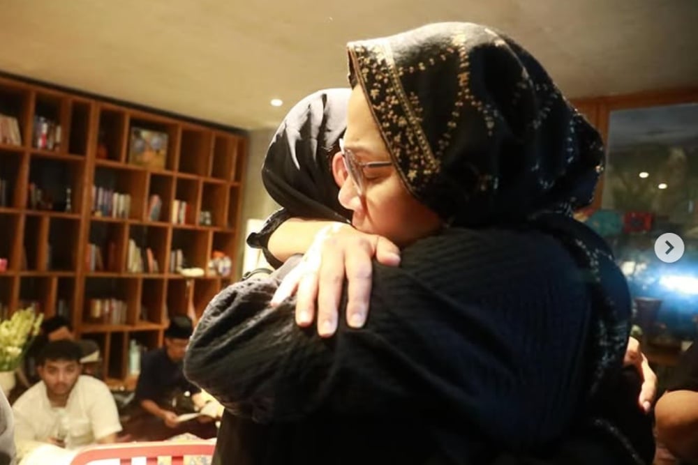 Pelukan Sri Mulyani ke Najwa Shihab, Duka Cita Mendalam Atas Wafatnya Suami