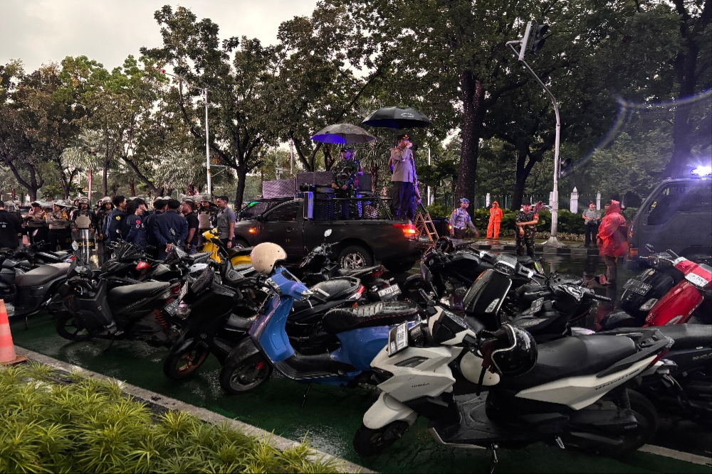 Demo di Depan Balai Kota Sempat Ricuh, 7 Polisi Terluka