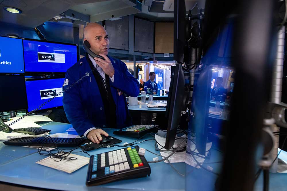 Wall Street Melemah Usai DPR AS Sahkan RUU Pajak