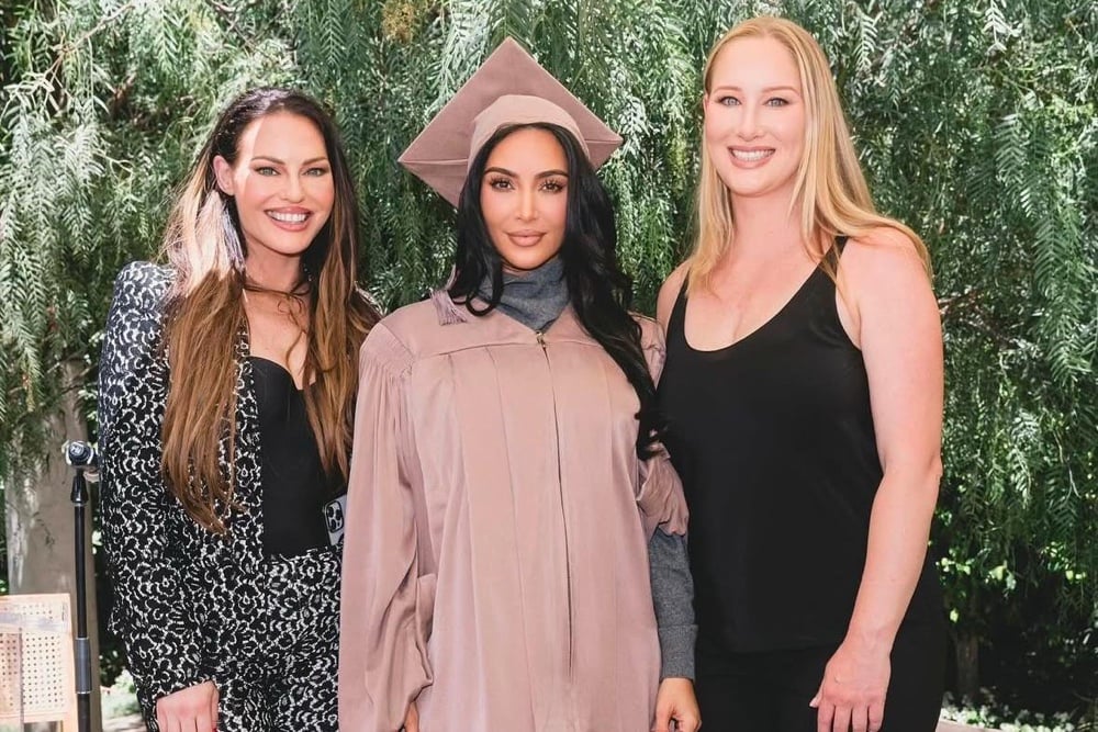 Kim Kardashian Lulus Studi Hukum setelah 6 Tahun