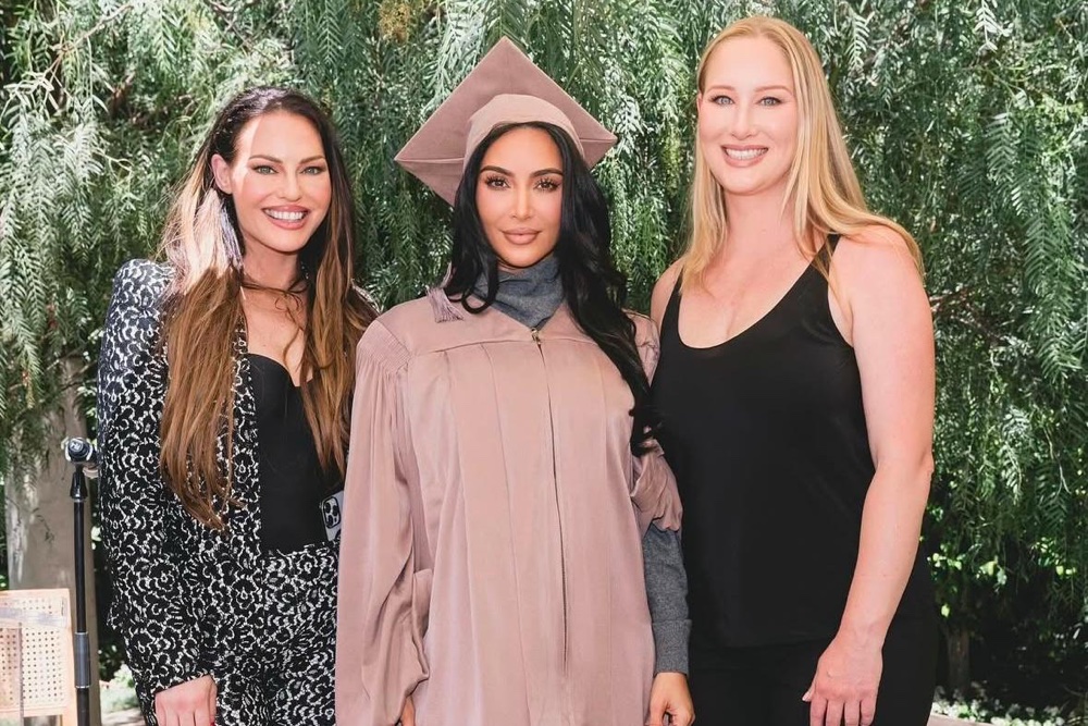  Kim Kardashian Lulus Studi Hukum setelah 6 Tahun