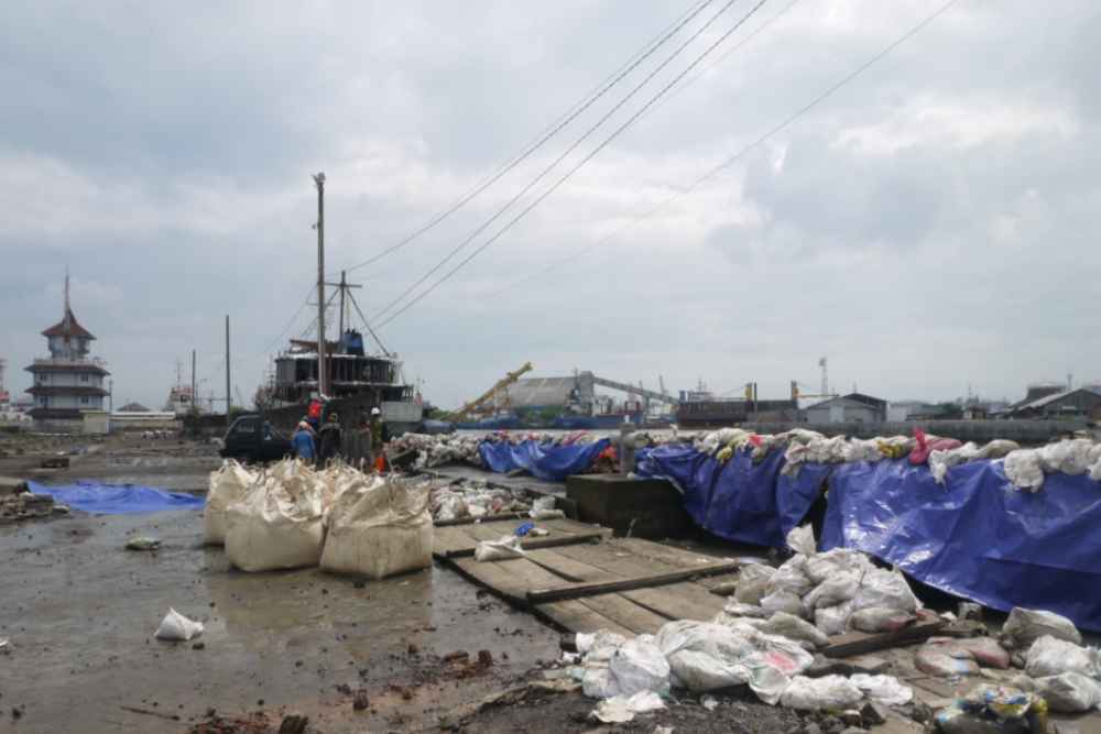 Bukan Tanggul, Pagar Panel di Pelabuhan Tanjung Emas Roboh Terkena Rob