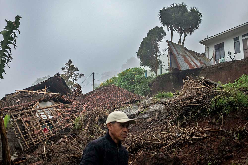  Sejumlah Rumah Rusak Akibat Bencana Tanah Longsor di Lembang