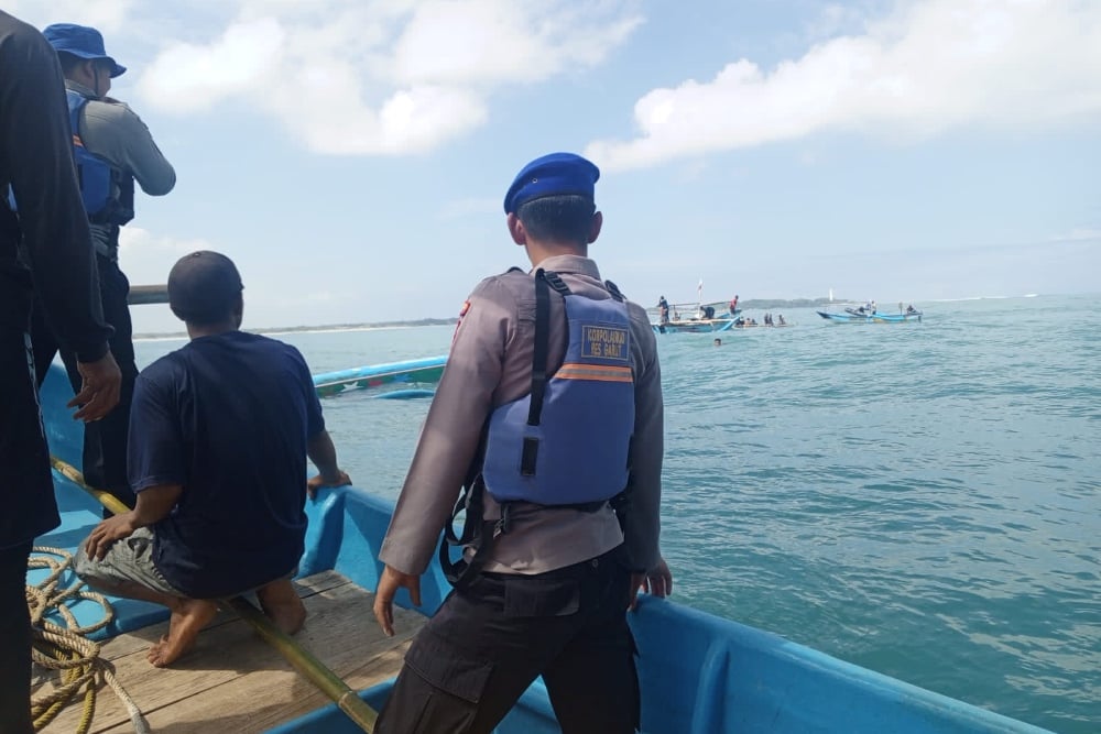 Perahu Nelayan Terbalik Dihantam Ombak di Garut, 10 Korban Selamat Dievakuasi
