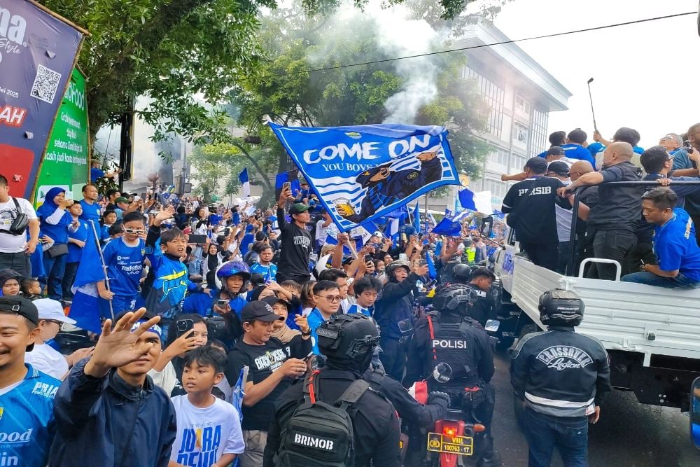 Bandung Lautan Biru, Orang Tua hingga Balita Tumpah Ruah Sambut Persib Juara