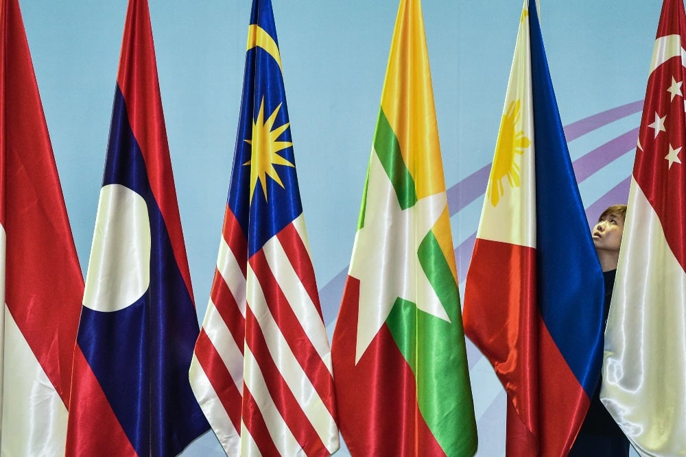 KTT Asean 2025 Dibayangi Dilema Tarif Trump dan Rayuan Dagang China