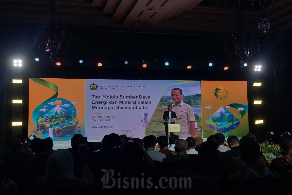 Menteri Energi dan Sumber Daya Mineral (ESDM) Bahlil Lahadalia dalam acara Energi dan Mineral Forum 2025 di Jakarta, Senin (26/5/2025)./Bisnis-Mochammad Ryan Hidayatullah