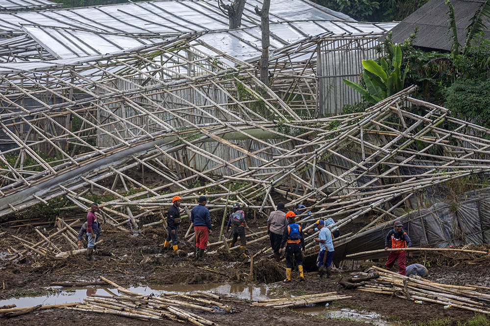  Pencarian Korban Bencana Tanah Longsor di Lembang